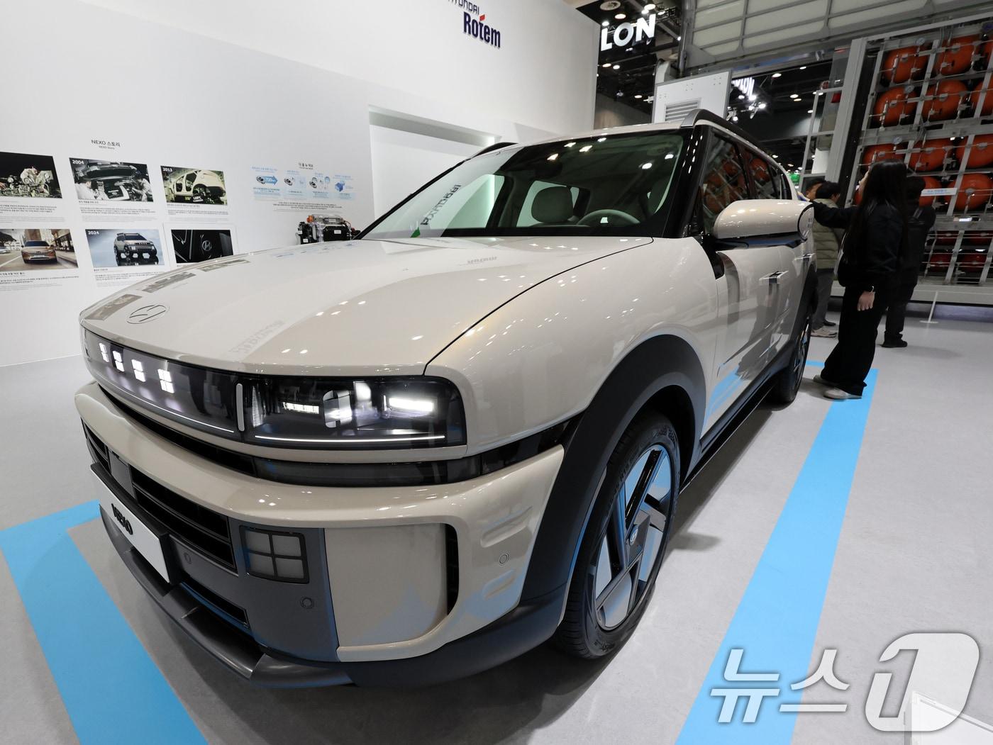 본문 이미지 - 4일 경기 고양시 일산서구 킨텍스(KINTEX)에서 열린 '세계 수소 엑스포 2025(월드 하이드로젠 엑스포)'에서 현대자동차 그룹 부스를 찾은 관람객이 수소 전기차를 살펴보고 있다. 2025.12.4/뉴스1 ⓒ News1 황기선 기자