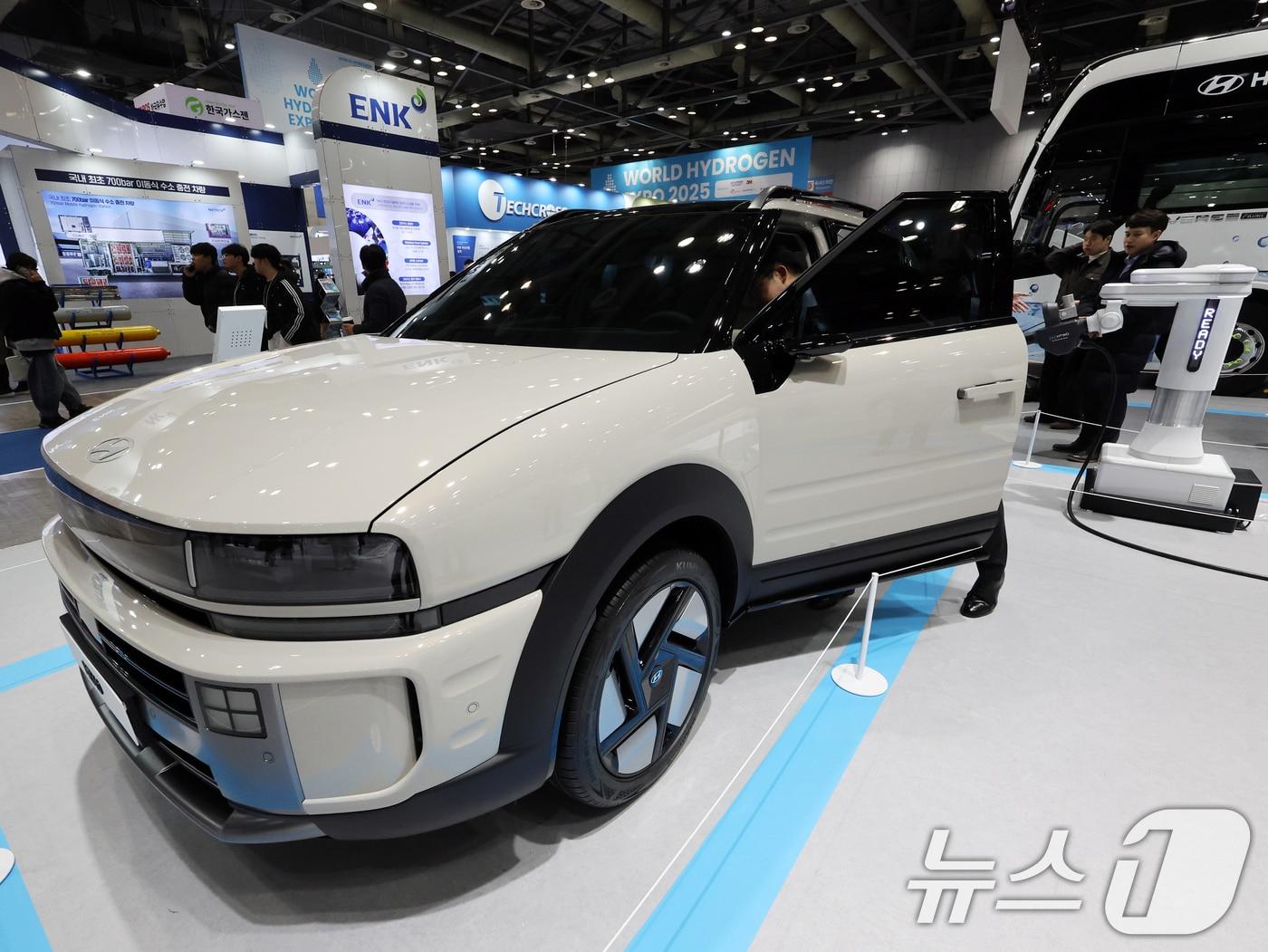본문 이미지 - 4일 경기도 고양시 일산서구 킨텍스&#40;KINTEX&#41;에서 열린 &#39;세계 수소 엑스포 2025&#40;월드 하이드로젠 엑스포&#41;&#39;에서 현대자동차 그룹 부스를 찾은 관람객이 수소차를 살펴보고 있다. 2025.12.4/뉴스1 ⓒ News1 황기선 기자