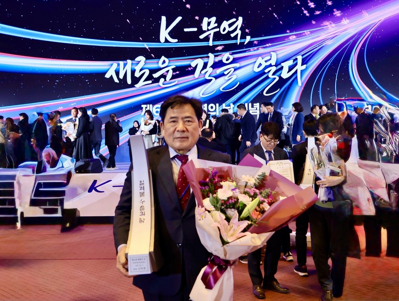 본문 이미지 - 백영옥 유바이오로직스 대표이사가 제62회 무역의 날 기념식에서 &#39;1억불 수출의 탑&#39;을 수상하고 기념사진을 찍고 있다.&#40;유바이오로직스 제공&#41;/뉴스1