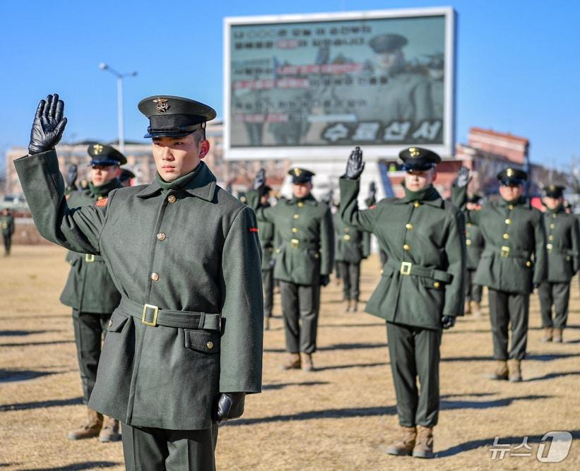 본문 이미지 - 지난 4일 경북 포항시 해병대 교육훈련단 연병장에서 열린 신병 1323기(547명) 수료식에서 신병들이 해병선서를 하고 있다.(해병대교육훈련단 제공, 재판매 및 DB금지) 2025.12.4/뉴스1 ⓒ News1 최창호 기자