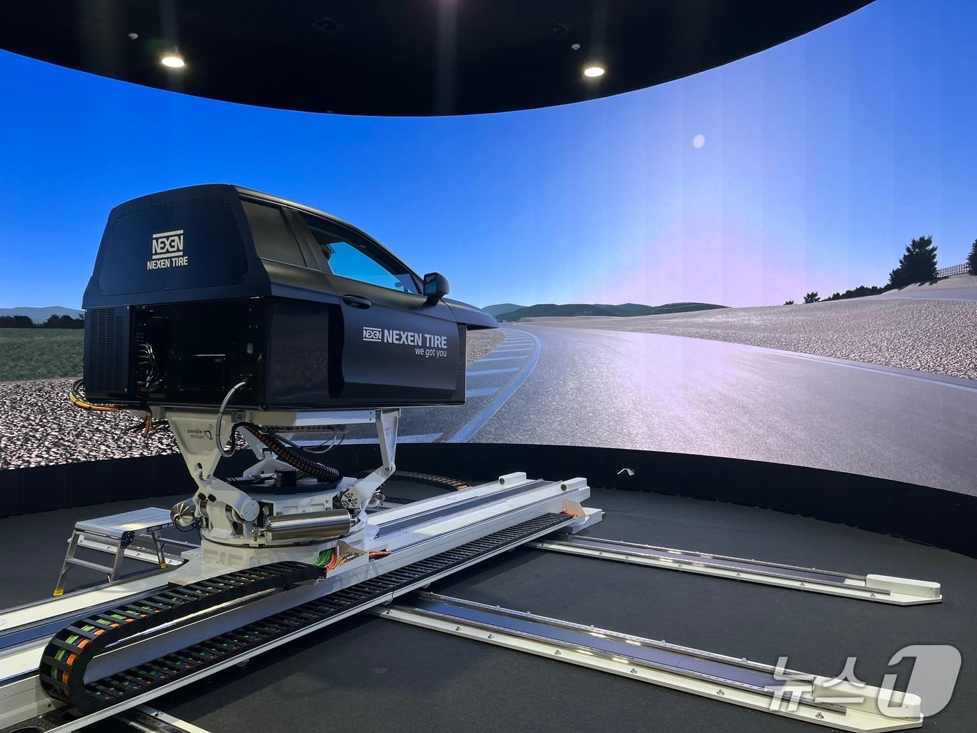 본문 이미지 - 3일 서울 마곡에 위치한 넥센타이어 중앙연구소 &#39;더넥센유니버시티&#39;에서 회사가 지난 8월 국내 자동차 업계 최초로 도입한 고성능 드라이빙 시뮬레이터가 스페인 대표 자동차 성능시험장 이디아다 트랙을 보여주고 있다. 2025.12.03/뉴스1 김성식 기자