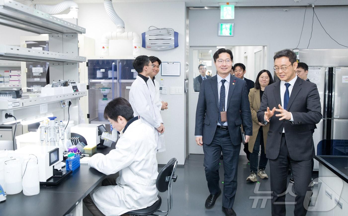 구혁채 과학기술정보통신부 제1차관이 4일 오후 서울 구로구 프로티나에 방문해 윤태영 프로티나 대표와 함께 연구현장을 둘러보고 있다. (과학기술정보통신부 제공. 재판매 및 DB 금지) 2025.12.4/뉴스1