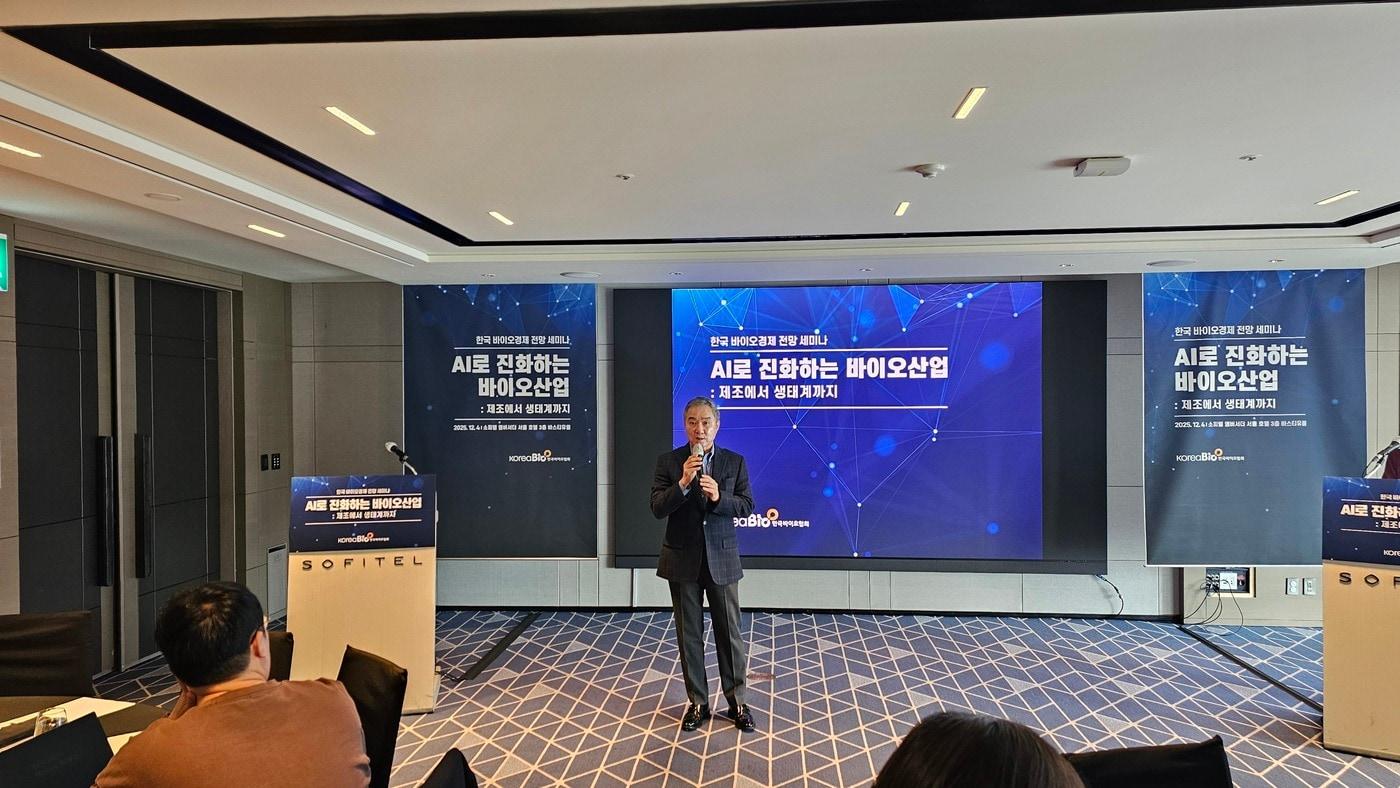 4일 서울 소피텔 앰배서더 서울에서 열린 &#39;AI로 진화하는 바이오산업: 제조에서 생태계까지&#39; 포럼에서 이승규 부회장이 개회사를 하고 있다. /사진 = 장도민 기자