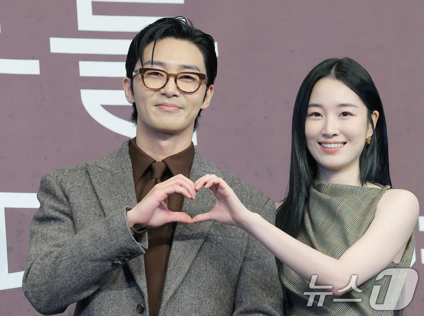 본문 이미지 - 배우 박서준&#40;왼쪽&#41;과 원지안이 4일 오후 서울 구로구 더링크호텔에서 열린 JTBC 새 토일드라마 ‘경도를 기다리며’&#40;극본 유영아/연출 임현욱&#41; 제작발표회에 참석해 포즈를 취하고 있다. ‘경도를 기다리며’는 두 번의 연애를 하고 헤어진 이경도&#40;박서준 분&#41;와 서지우&#40;원지안 분&#41;가 불륜 스캔들 기사를 보도한 기자와 스캔들 주인공의 아내로 재회해 짠하고 찐하게 연애하는 로맨스 작품이다. 2025.12.4/뉴스1 ⓒ News1 권현진 기자