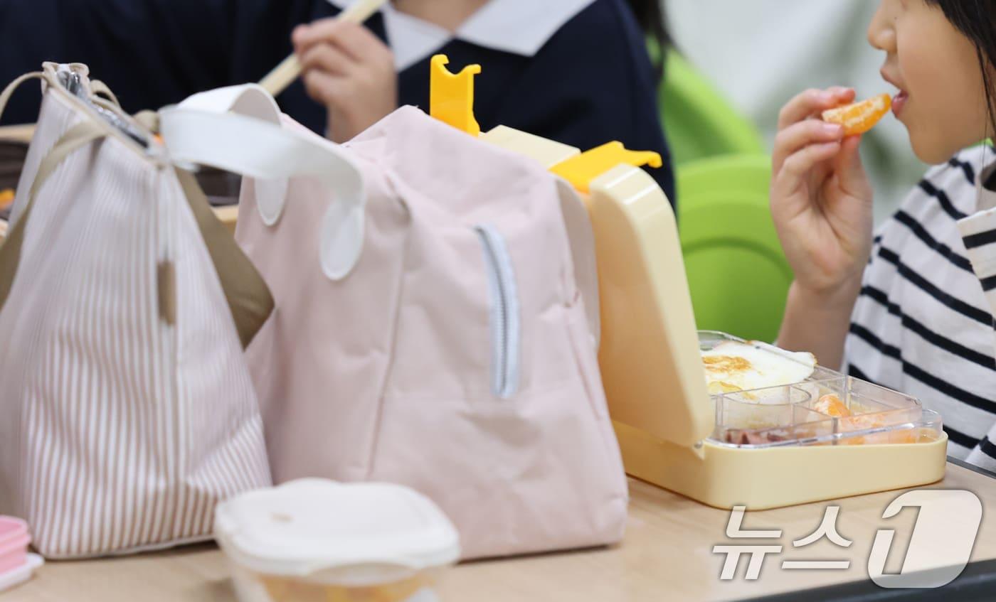 본문 이미지 - 지난해 12월 4일 대전의 한 초등학교에서 어린이들이 도시락을 먹고 있다. (기사 내용과 무관)/뉴스1 ⓒ News1 김기태 기자
