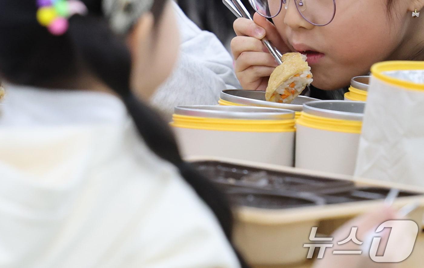 본문 이미지 - 한 초등학교에서 어린이들이 도시락을 먹고 있다.  ⓒ 뉴스1 