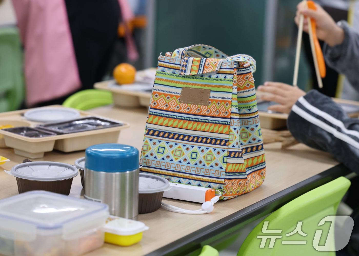 학교 급식·돌봄 업무 등에 종사하는 비정규직 노동자들이 총파업에 돌입한 4일. 2025.12.4/뉴스1 ⓒ News1 김기태 기자