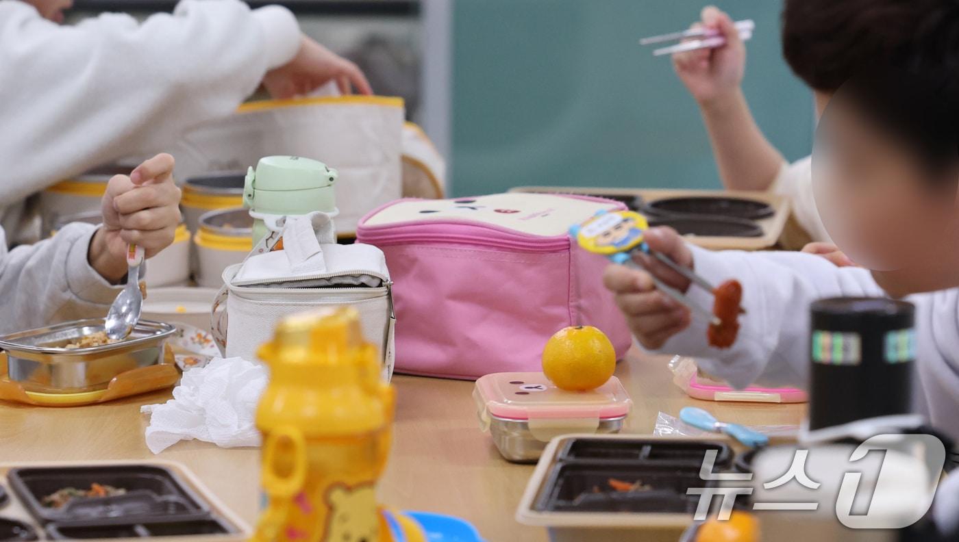 학교 급식·돌봄 업무 등에 종사하는 비정규직 노동자들이 총파업에 돌입한 4일 대전의 한 초등학교에서 어린이들이 도시락을 먹고 있다. 2025.12.4/뉴스1 ⓒ News1 김기태 기자