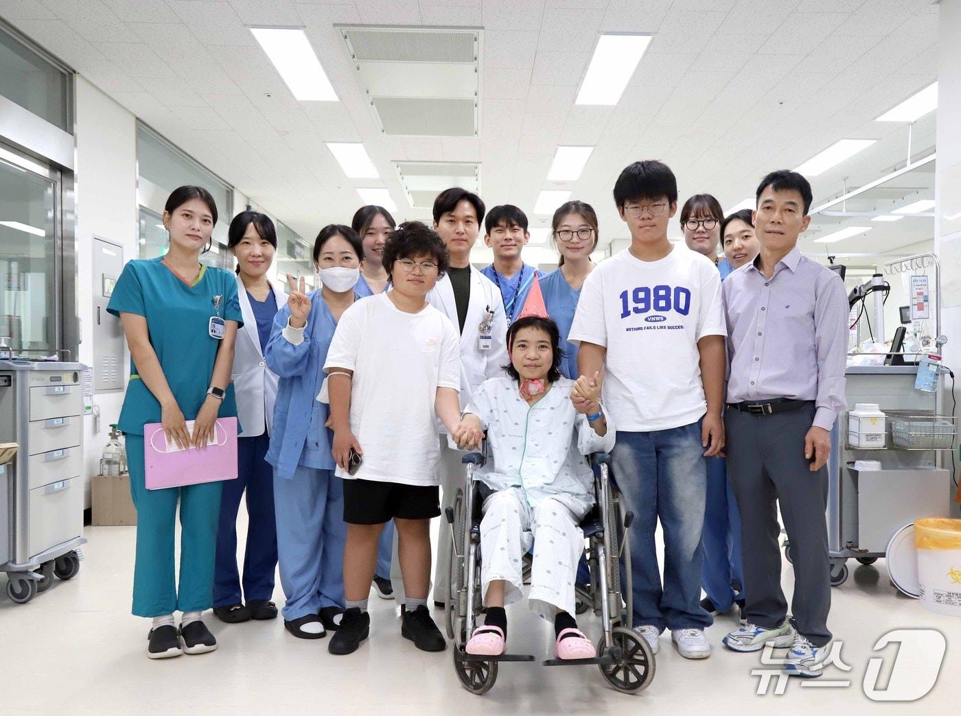 본문 이미지 - 김영수 교수팀 등 병원 의료진과 환자 및 보호자&#40;경상국립대병원 제공. 재판매 및 DB금지&#41;.