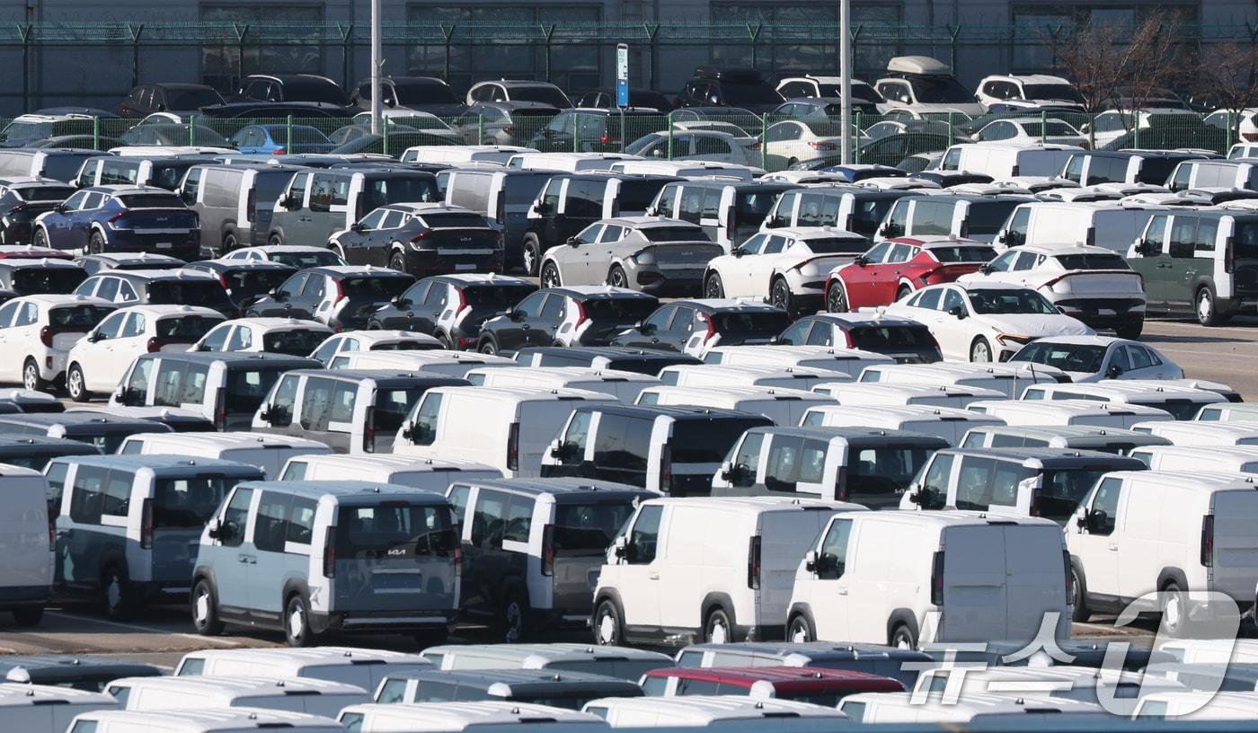 4일 경기 평택시 포승읍 평택항에 수출용 차량이 세워져 있다. 한국산 자동차 관세를 15%로 인하하는 내용이 3일&#40;현지시간&#41; 미국 정부 관보에 게재됐다. 이 관보는 현지시간으로 4일 공식 게재돼 발효되며 인하 조치는 2025년 11월 1일 이후 수입 건부터 소급 적용된다. 2025.12.4/뉴스1 ⓒ News1 김영운 기자