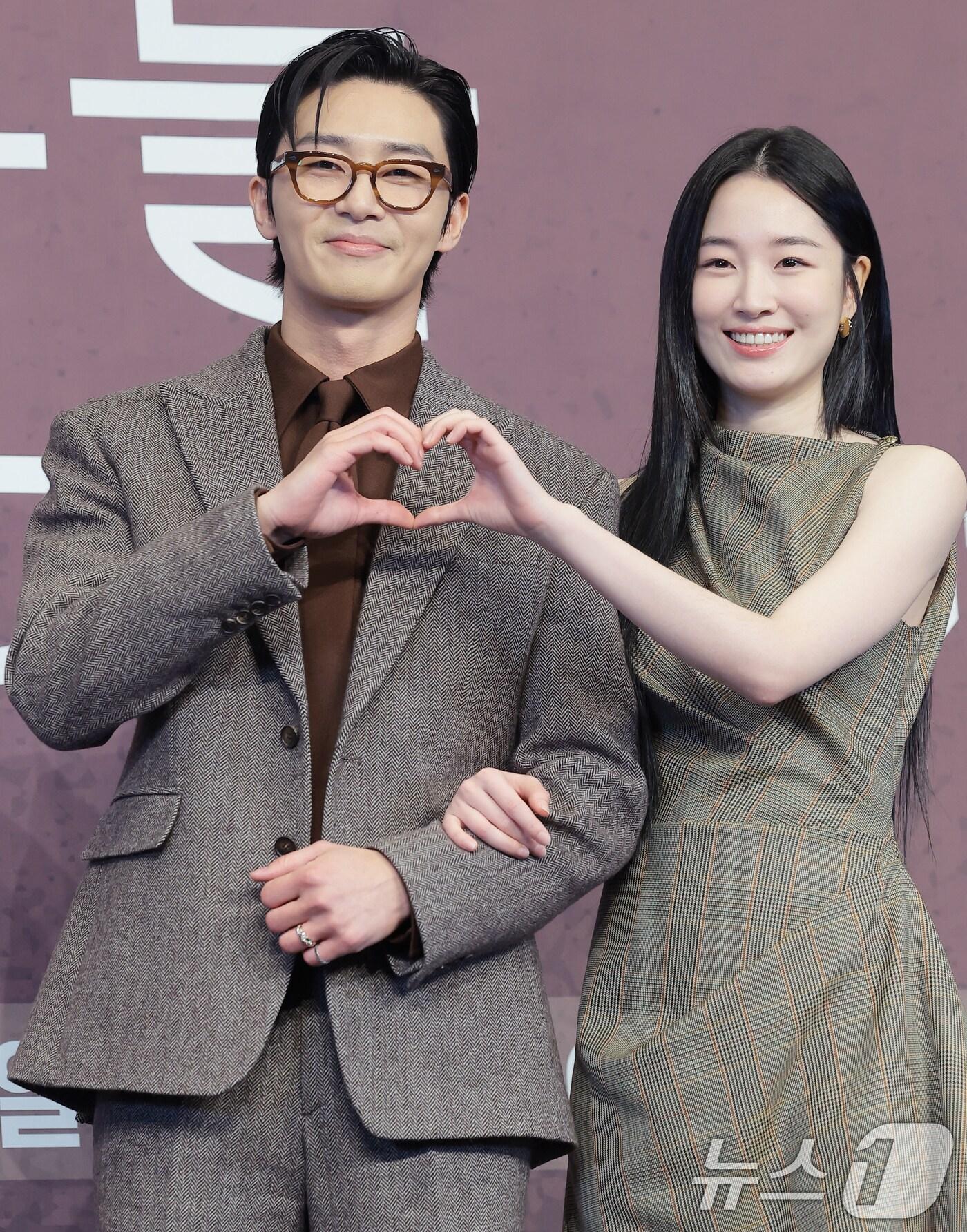 본문 이미지 - 배우 박서준(왼쪽)과 원지안이 4일 오후 서울 구로구 더링크호텔에서 열린 JTBC 새 토일드라마 ‘경도를 기다리며’(극본 유영아/연출 임현욱) 제작발표회에 참석해 포즈를 취하고 있다. ‘경도를 기다리며’는 두 번의 연애를 하고 헤어진 이경도(박서준 분)와 서지우(원지안 분)가 불륜 스캔들 기사를 보도한 기자와 스캔들 주인공의 아내로 재회해 짠하고 찐하게 연애하는 로맨스 작품이다. 2025.12.4/뉴스1 ⓒ News1 권현진 기자