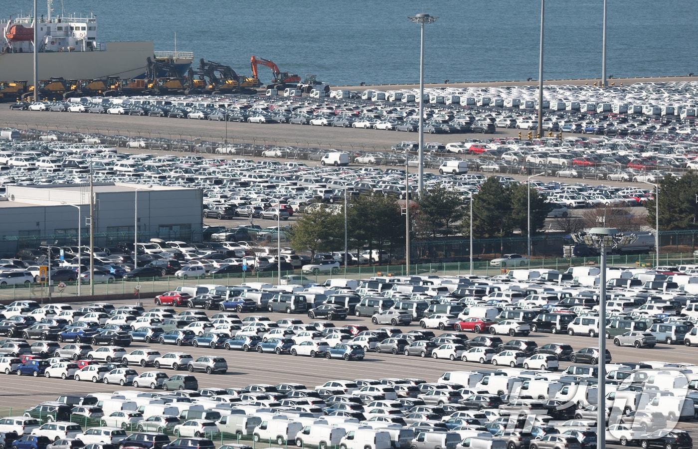 4일 경기 평택시 포승읍 평택항에 수출용 차량이 세워져 있다. 2025.12.4/뉴스1 ⓒ News1 김영운 기자