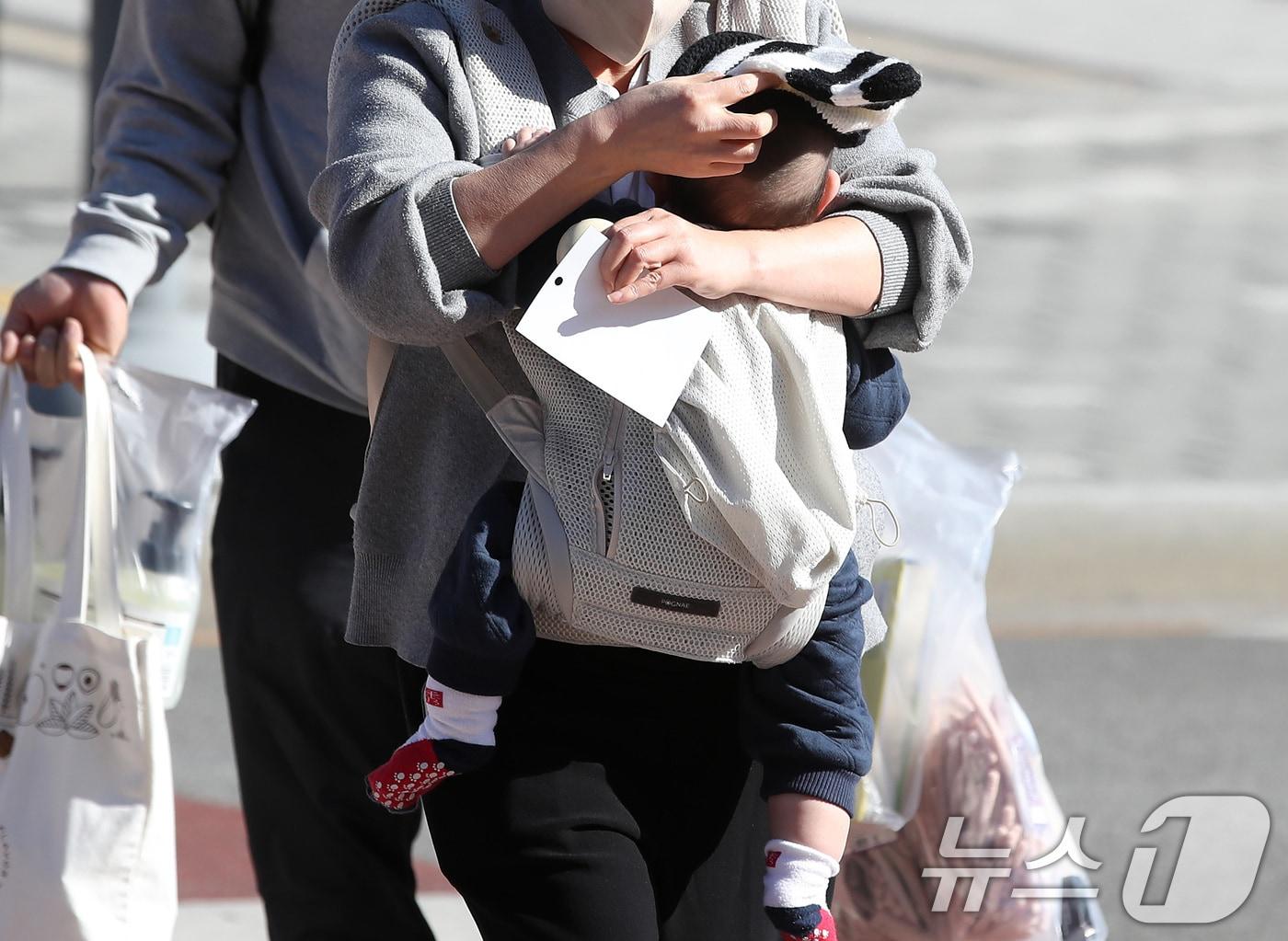 본문 이미지 - 한파가 계속된 4일 오전 엄마가 찬바람을 가리기 위해 아기에게 털모자를 씌워주고 있다. ⓒ News1 공정식 기자