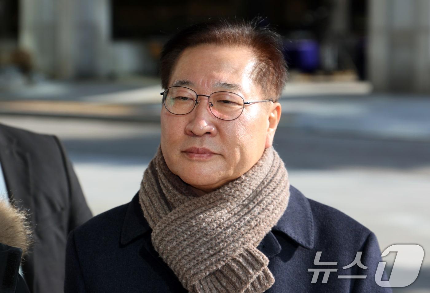 박성재 전 법무부 장관이 4일 오후 서울 서초구 내란 특검에 김건희씨 수사 무마 청탁 의혹 관련 조사를 받기 위해 출석하고 있다. 2025.12.4/뉴스1 ⓒ News1 김명섭 기자