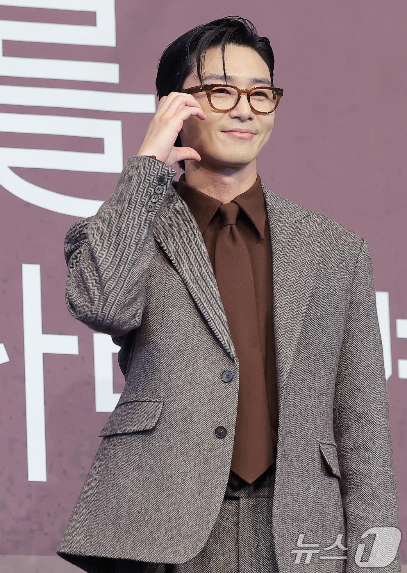 본문 이미지 - 배우 박서준이 4일 오후 서울 구로구 더링크호텔에서 열린 JTBC 새 토일드라마 ‘경도를 기다리며’(극본 유영아/연출 임현욱) 제작발표회에 참석해 포즈를 취하고 있다. ‘경도를 기다리며’는 두 번의 연애를 하고 헤어진 이경도(박서준 분)와 서지우(원지안 분)가 불륜 스캔들 기사를 보도한 기자와 스캔들 주인공의 아내로 재회해 짠하고 찐하게 연애하는 로맨스 작품이다. 2025.12.4/뉴스1 ⓒ News1 권현진 기자