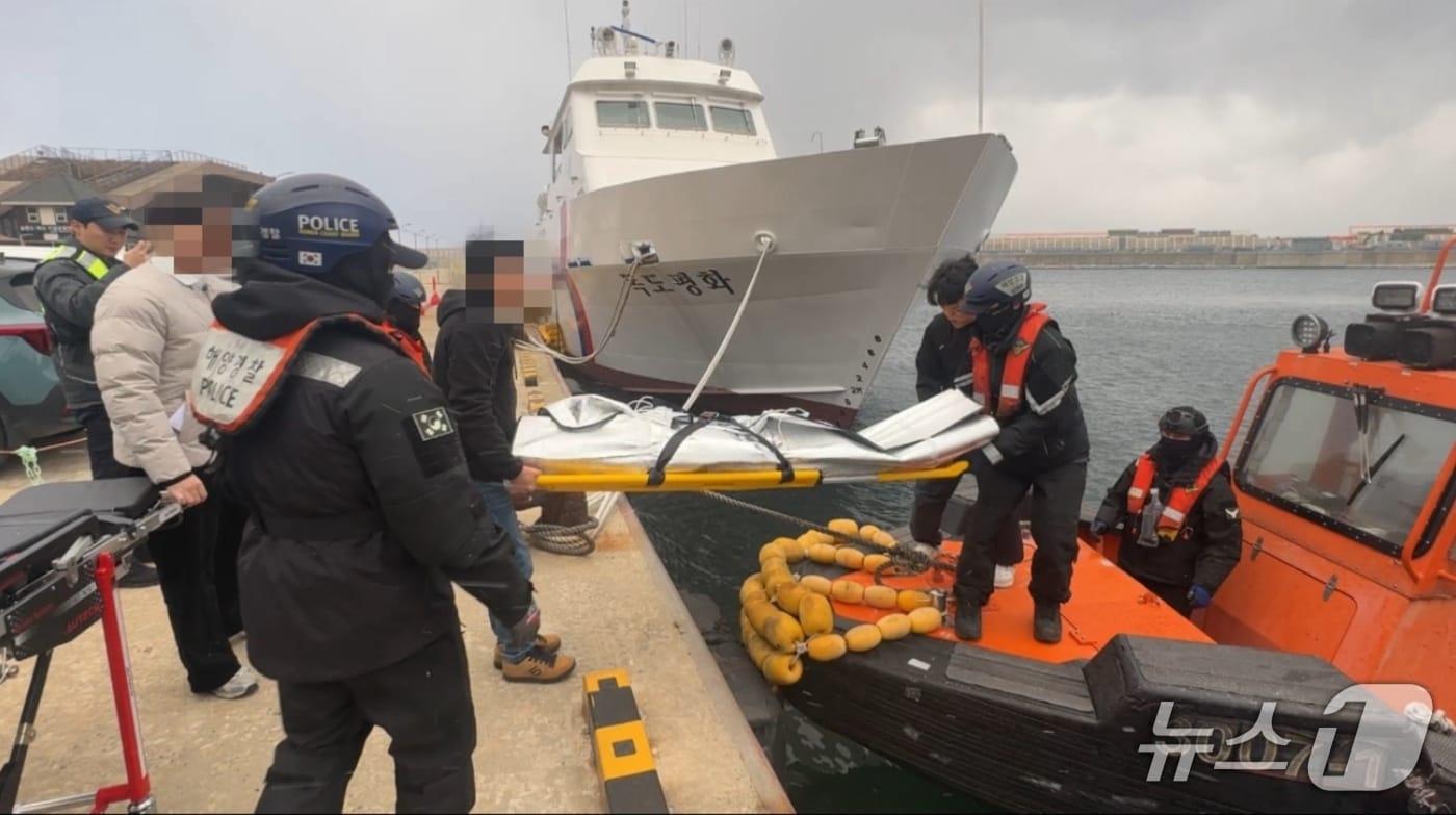 동해해경 경찰관들이 울릉도 뇌막염 응급환자를 경비함정으로 편승시키고 있다.&#40;동해해경 제공, 재판매 및 DB 금지&#41; 2025.12.4/뉴스1