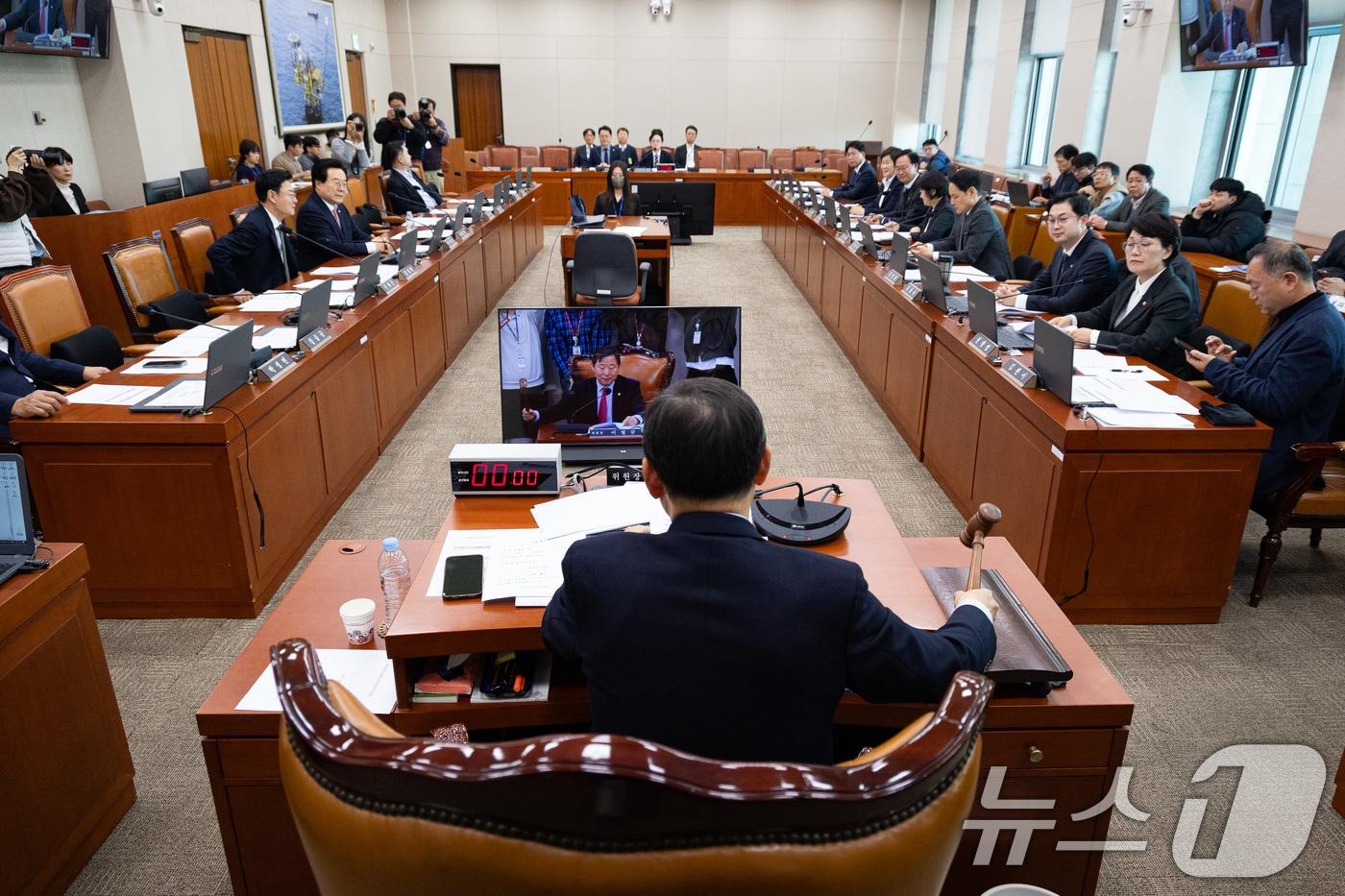 이철규 국회 산업통상자원중소벤처기업위원장이 4일 서울 여의도 국회에서 열린 제429회 국회&#40;정기회&#41; 산업통상자원중소벤처기업위원회 제9차 전체회의에서 의사봉을 두드리고 있다. 2025.12.4/뉴스1 ⓒ News1 유승관 기자