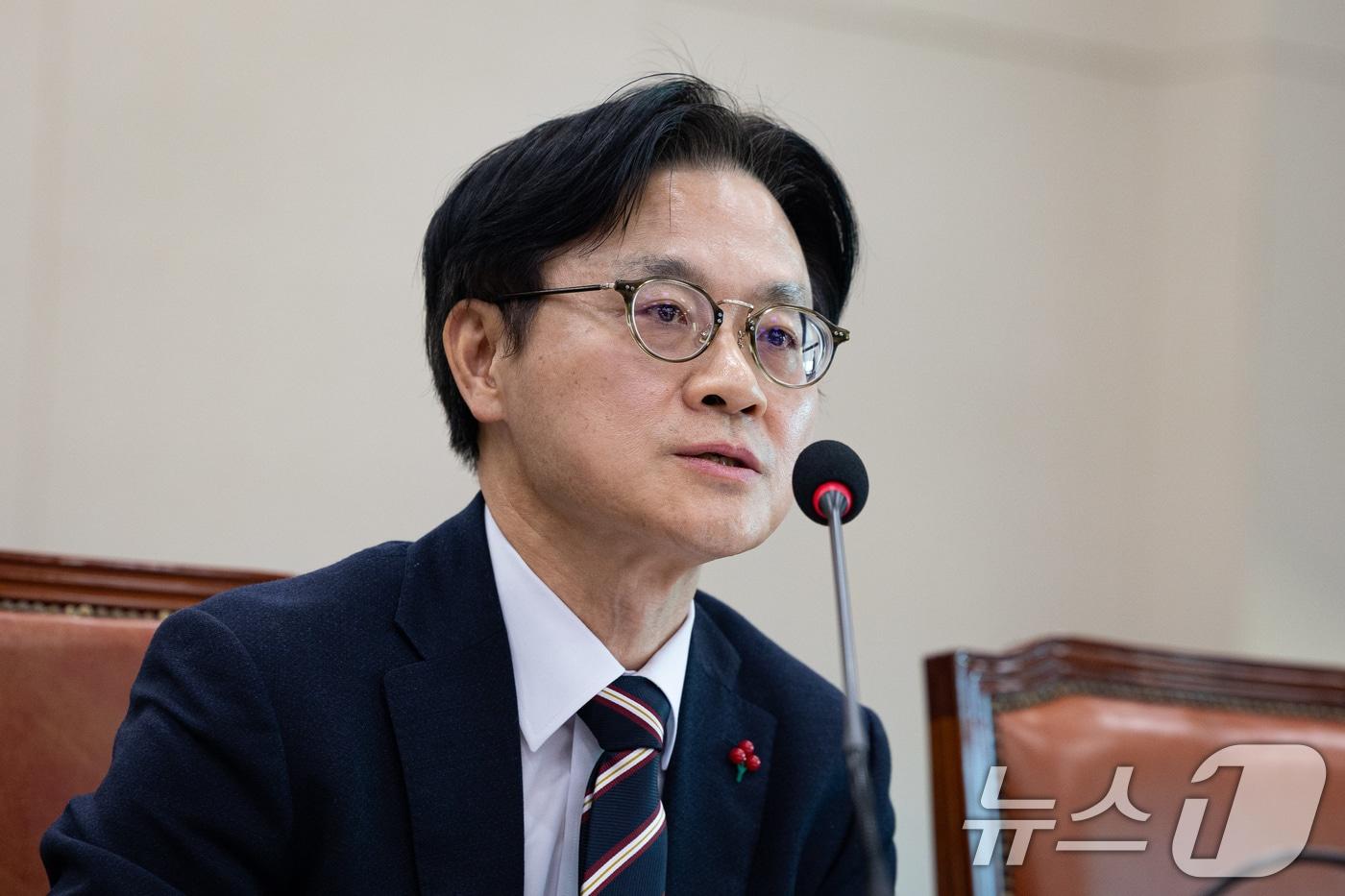 본문 이미지 - 김정관 산업통상부 장관이 4일 서울 여의도 국회에서 열린 제429회 국회(정기회) 산업통상자원중소벤처기업위원회 제9차 전체회의에서 의원 질의에 답하고 있다. 2025.12.4 ⓒ 뉴스1 유승관 기자