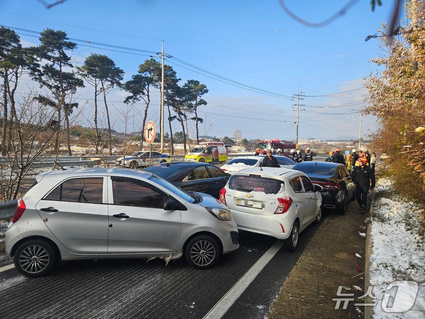 본문 이미지 - 전북 고창군 성송면 교차로 램프 구간에서 발생한 교통 사고 현장. &#40;고창소방 제공. 재판매 및 DB 금지&#41;