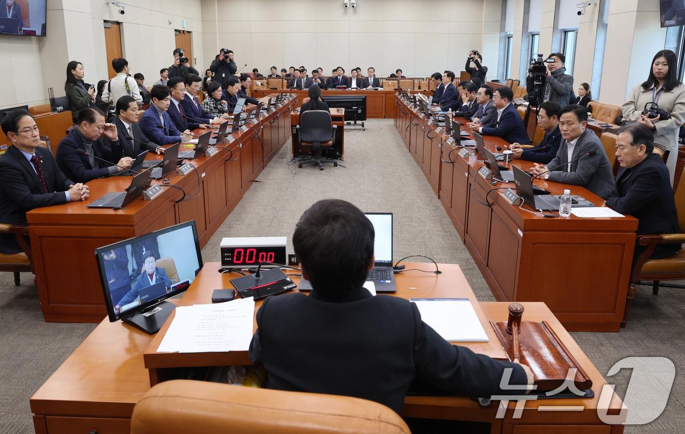 임이자 위원장이 4일 서울 여의도 국회에서 열린 기획재정위원회 전체회의에서 안건을 통과시키고 있다. 2025.12.4/뉴스1 ⓒ News1 신웅수 기자