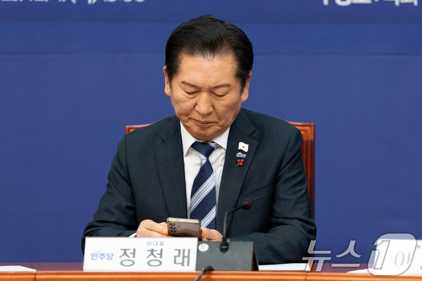 정청래 더불어민주당 대표가 4일 서울 여의도 국회에서 열린 역사와정의특별위원회-국가보훈정책특별위원회 보훈·역사 분야 정책 간담회에서 핸드폰을 확인하고 있다. 2025.12.4/뉴스1 ⓒ News1 이승배 기자