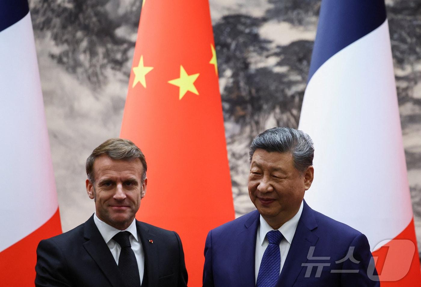 에마뉘엘 마크롱 프랑스 대통령과 시진핑 중국 국가주석이 4일 베이징 인민대회당에서 회담 후 협력 문건에 서명했다. 2025.12.04 ⓒ 로이터=뉴스1 ⓒ News1 정은지 특파원