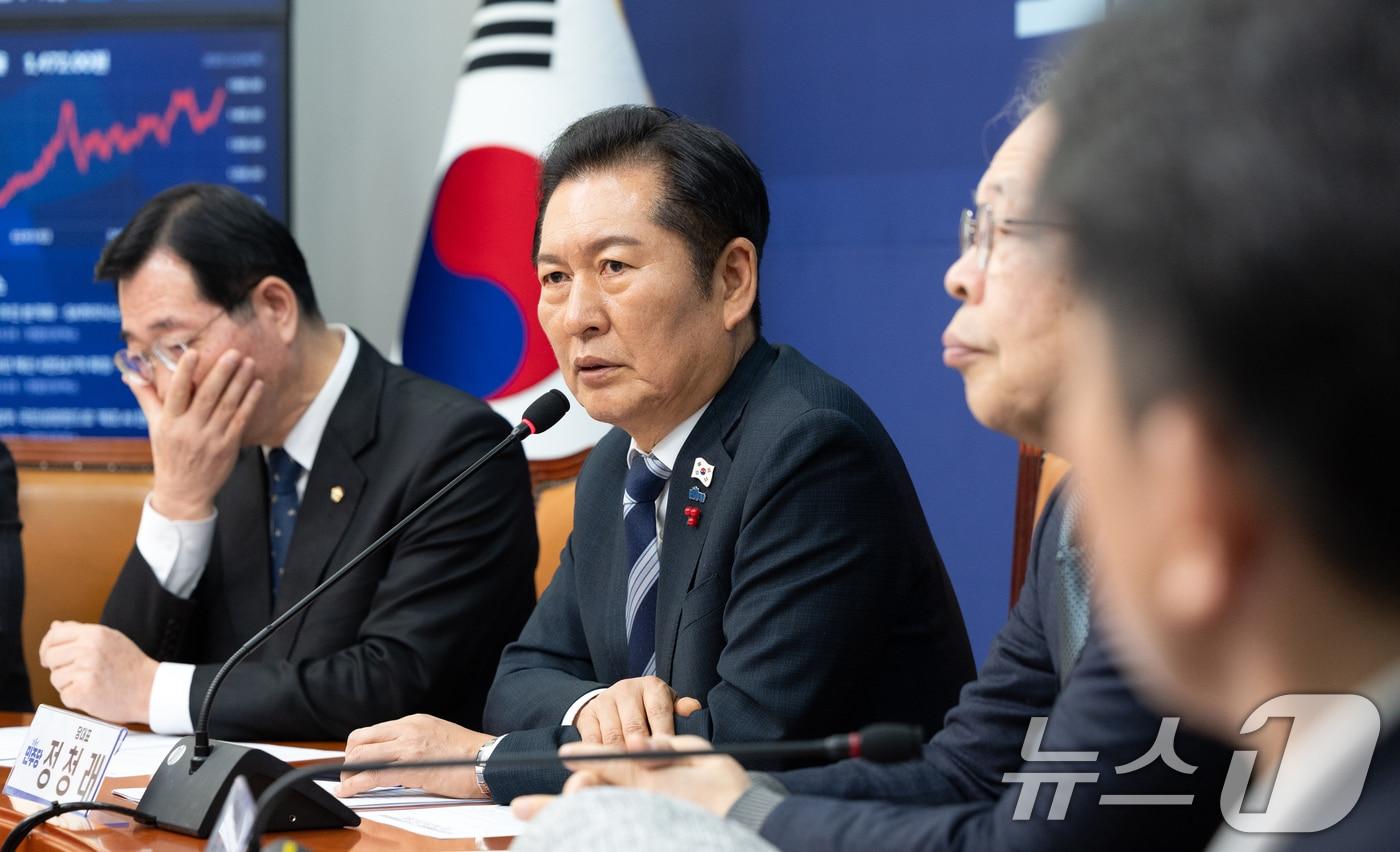 정청래 더불어민주당 대표가 4일 서울 여의도 국회에서 열린 역사와정의특별위원회-국가보훈정책특별위원회 보훈·역사 분야 정책 간담회에서 인사말하고 있다. 2025.12.4/뉴스1 ⓒ News1 이승배 기자