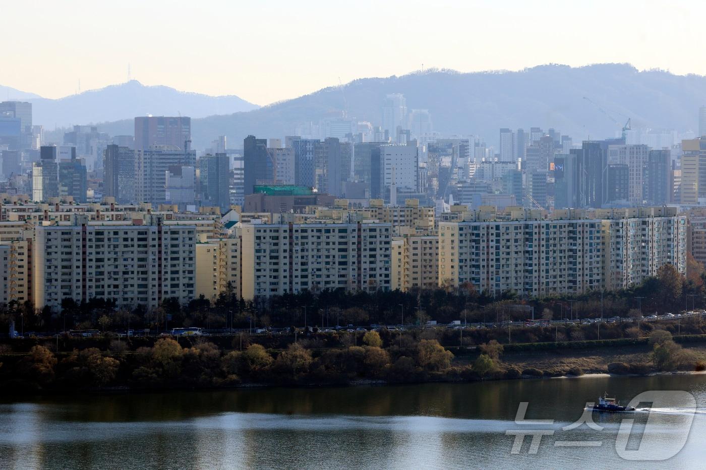 서울 성동구 응봉산에서 강남권 아파트 단지 등이 보이고 있다.  ⓒ News1 박정호 기자