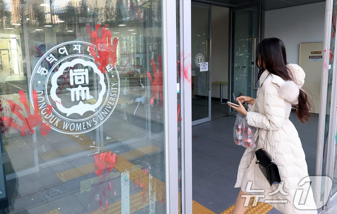 서울 성북구 동덕여자대학교에 공학 전환 반대 관련 래커칠이 남아있는 모습. 2025.12.4/뉴스1 ⓒ News1 이호윤 기자