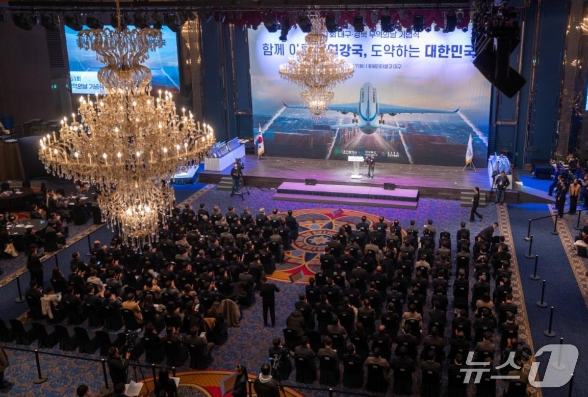 본문 이미지 - &#39;제62회 무역의 날&#39;을 맞아 대구경북의 122개사가 &#39;수출의 탑&#39;을, 수출 유공자 88명이 정부 포상을 받는다. 사진은 지난해 열린 제61회 무역의 날 행사 모습.&#40;무역협회 대구경북본부 제공, 재판매 및 DB 금지&#41;