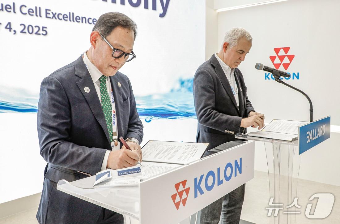 본문 이미지 - 코오롱인더스트리는 4일 캐나다 수소연료전지기업 발라드&#40;Ballard Power Systems&#41;와 수소사업 협력을 위한 MOU를 체결했다 사진 왼쪽은 허성 코오롱인더스트리 사장, 오른쪽은 마티 니즈 &#40;Marty Neese&#41; 발라드 CEO &#40;사진제공 = 코오롱인더스트리&#41; 