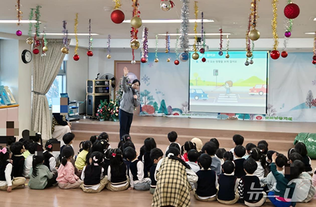본문 이미지 - 대전중부경찰서는 4일 중구 중촌동 굿모닝유치원에서 &#39;찾아가는 어린이 교통안전교육&#39;을 진행했다. &#40;대전경찰청 제공. 재판매 및 DB금지&#41; 2025.12.4/뉴스1