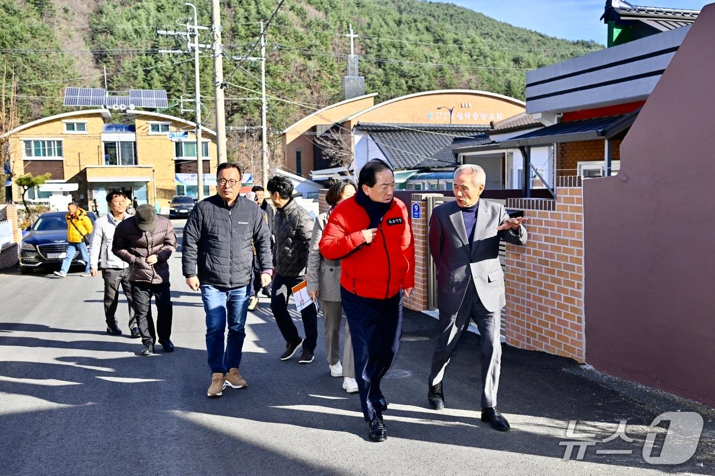 4일 강원 속초 화채마을 도시재생 현장 둘러보는 이병선 시장과 주민들.&#40;속초시 제공, 재판매 및 DB 금지&#41; 2025.12.4/뉴스1