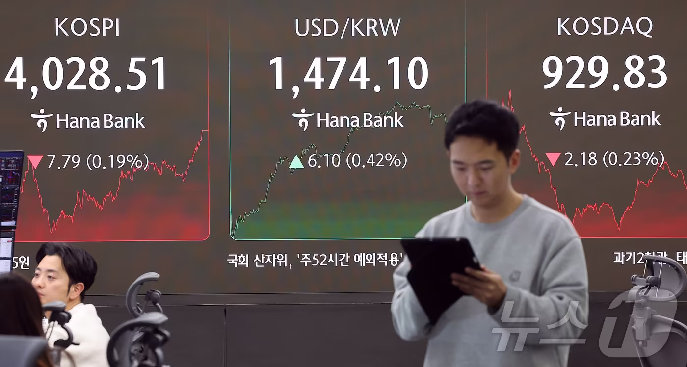 4일 오후 서울 중구 하나은행 딜링룸 전광판에 코스피 지수가 전 거래일 대비 7.79포인트&#40;0.19%&#41; 떨어진 4028.51을 나타내고 있다. 2025.12.4/뉴스1 ⓒ News1 김진환 기자