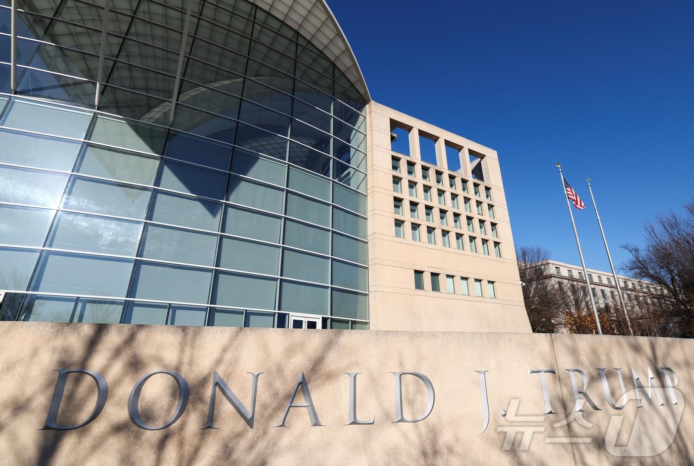 3일&#40;현지시간&#41; 미국 워싱턴DC에 위치한 미국평화연구소&#40;USIP&#41; 표지판에 도널드 트럼프 미국 대통령의 이름이 표시돼 있다. 2025.12.03. ⓒ 로이터=뉴스1 ⓒ News1 윤다정 기자