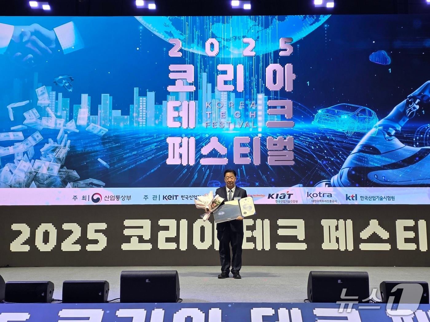 본문 이미지 - 장호길 SB선보 상무가 표창을 받은 뒤 기념촬영을 하고 있다. &#40;SB선보 제공. 재판매 및 DB금지&#41;