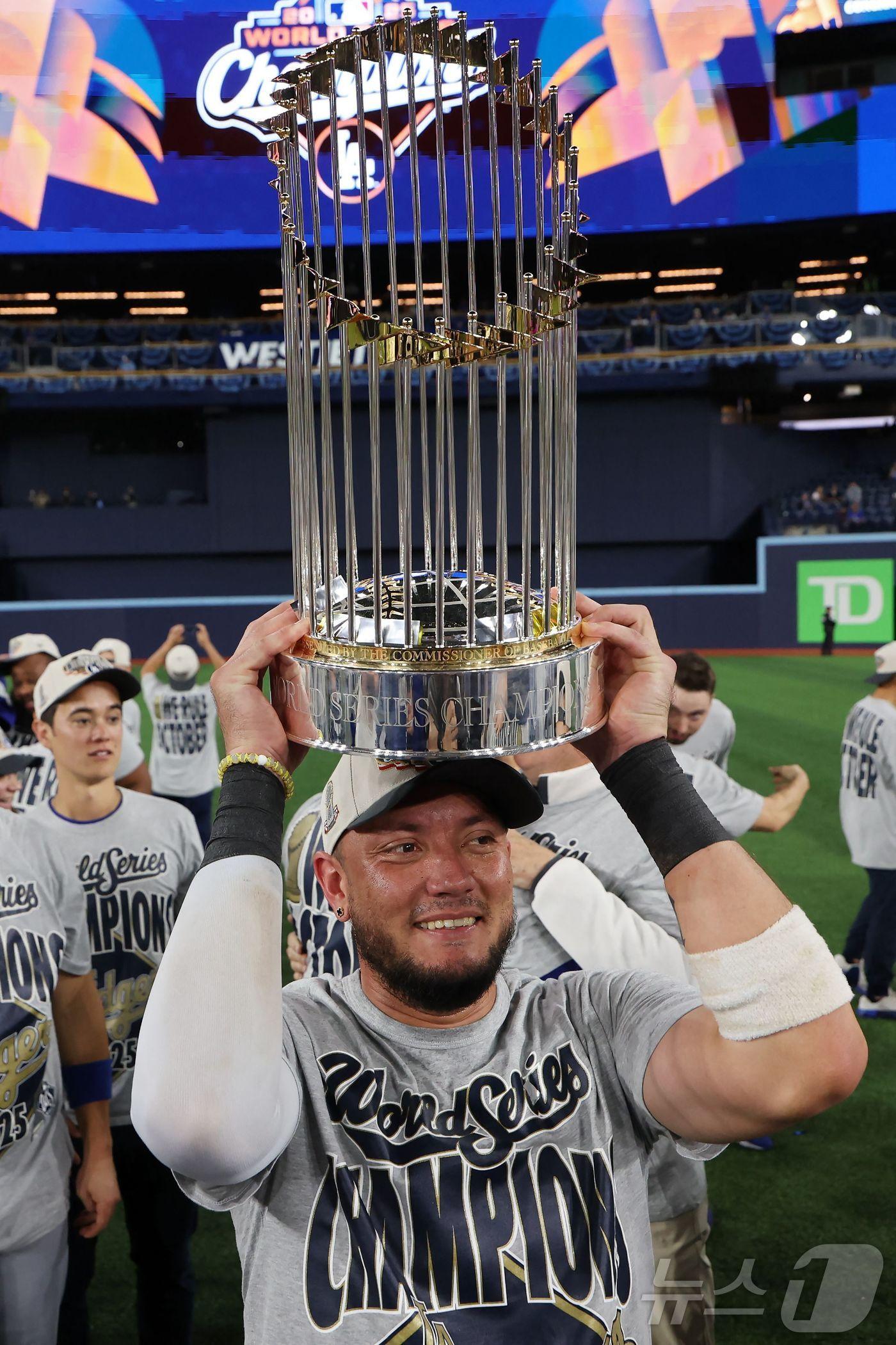 본문 이미지 - 월드시리즈 트로피를 들어 올린 미겔 로하스. ⓒ AFP=뉴스1