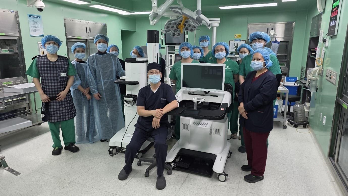 본문 이미지 -  포항세명기독병원 비뇨의학과 의료진들이 자메니스 도입 기념 사진을 촬영했다. &#40;로엔서지컬 제공&#41;