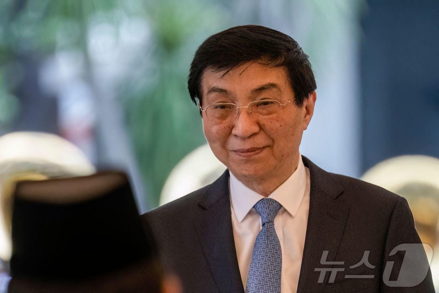 본문 이미지 - 왕후닝 중국 전국인민정치협상회의 전국위원회 주석이 4일 인도네시아 자카르타를 방문해 프라보워 수비안토 인도네시아 대통령과 인사하고 있다. 2025.12.4 ⓒ AFP=뉴스1