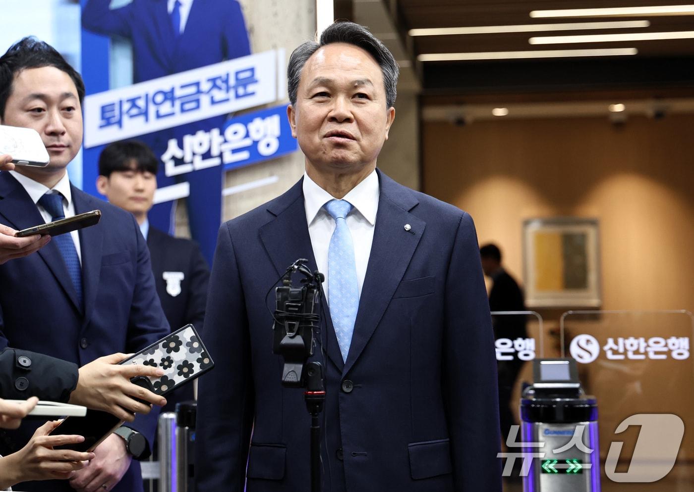 본문 이미지 - 진옥동 신한금융 회장이 4일 오후 서울 중구 신한은행 본점에서 연임 소감을 밝히고 있다. 2025.12.4/뉴스1 ⓒ News1 구윤성 기자