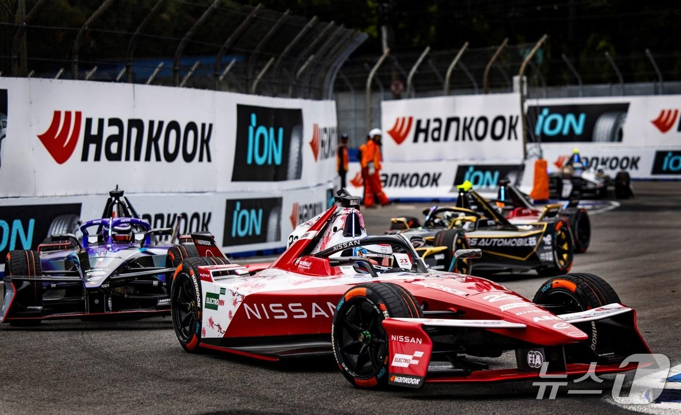 ‘ABB FIA 포뮬러 E 월드 챔피언십&#39;에서 경주차들이 달리고 있다. &#40;한국타이어 제공. 재판매 및 DB금지&#41; 2025.12.4/뉴스1