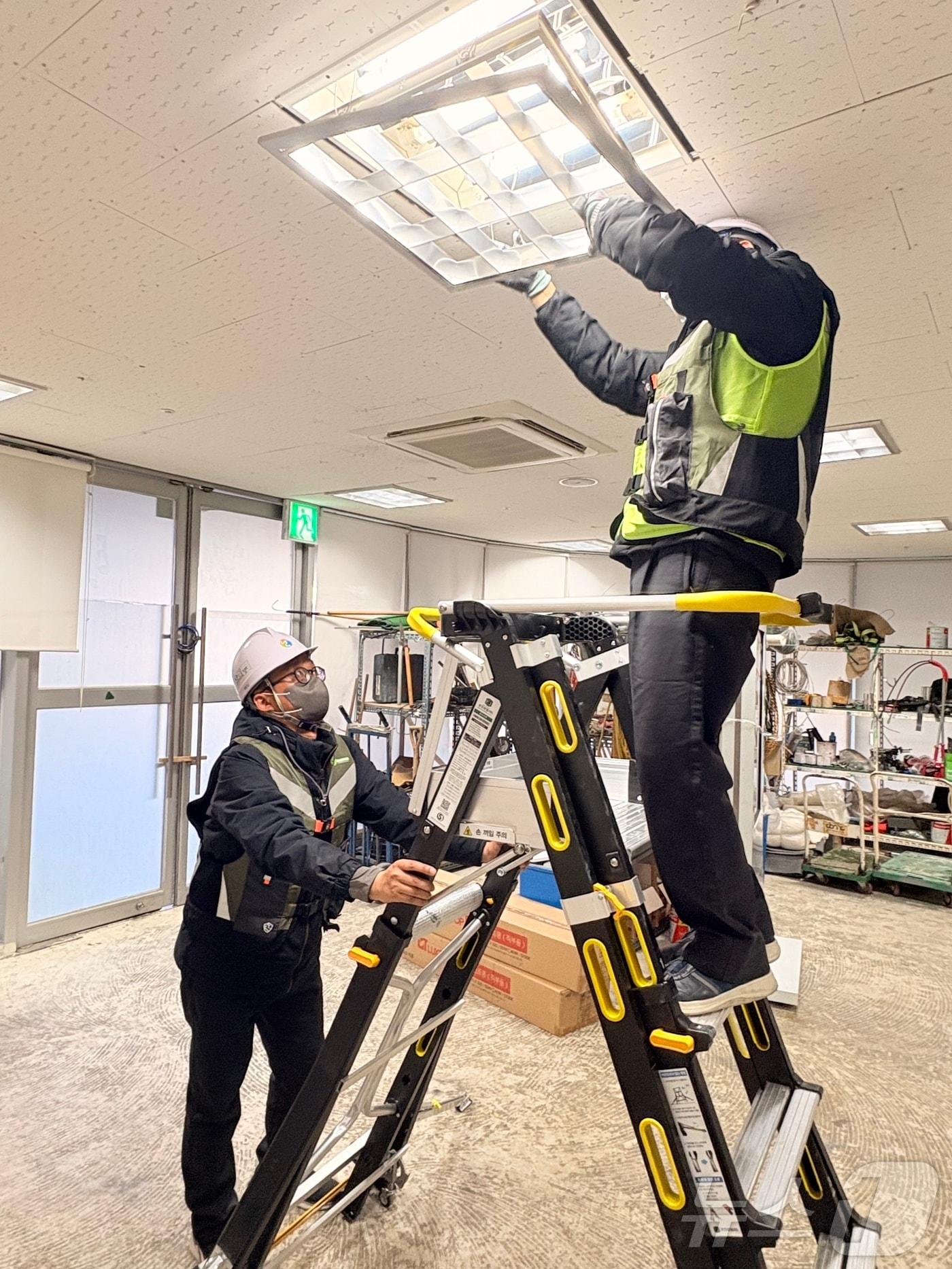 본문 이미지 - 여수광양항만공사가 추진하는 &#39;AI안전장비 공유 플랫폼&#39;을 통해 에어백 조끼를 빌려입은 근로자가 작업을 진행하고 있다. &#40;여수광양항만공사 제공. 재판매 및 DB금지&#41; ⓒ News1 
