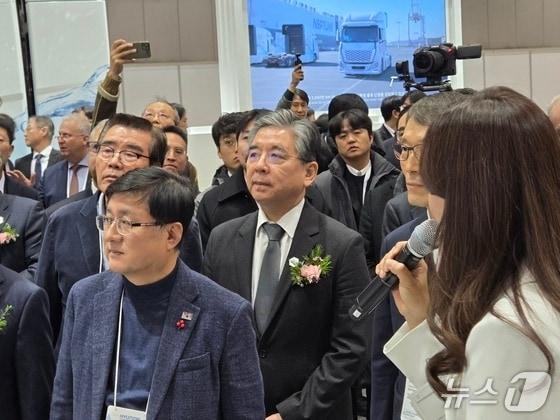 본문 이미지 - 4일 오전 경기 고양 킨텍스 제2전시장에서 개막한 &#39;월드 하이드로젠 엑스포&#40;WHE&#41; 2025&#39;에서 현대자동차그룹이 7개 계열사와 공동 부스를 꾸린 가운데 장재훈 현대차그룹 부회장&#40;둘째줄 왼쪽 두번째&#41;이 김성환 기후에너지환경부 장관&#40;첫째줄&#41;과 함께 부스 내부를 둘러보고 있다. 2025.12.04/뉴스1 김성식 기자