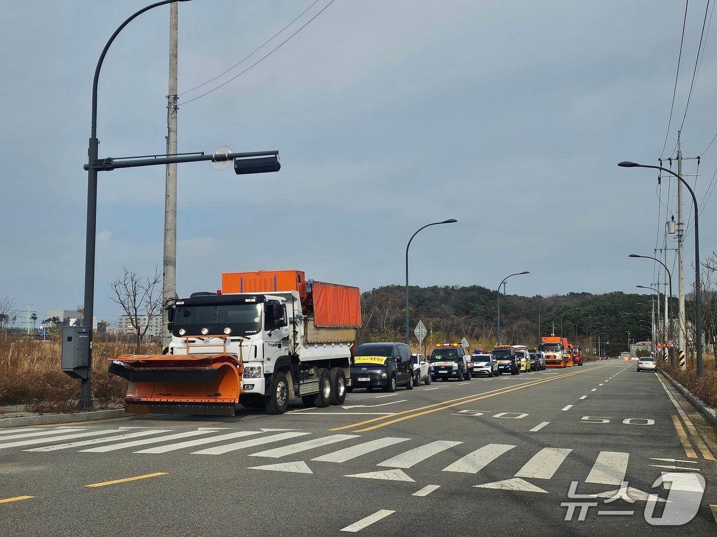 본문 이미지 - 지난 2일 실시된 강원 동해시 도로제설훈련.&#40;동해시 제공, 재판매 및 DB 금지&#41; 2025.12.4/뉴스1