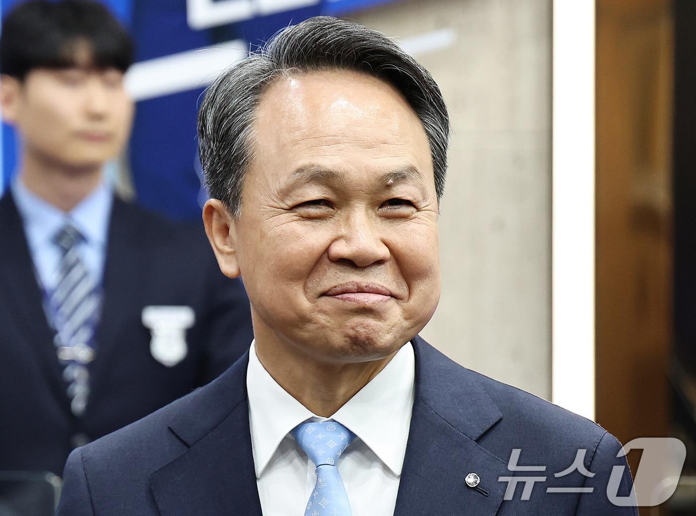 본문 이미지 - 진옥동 신한금융 회장이 4일 오후 서울 중구 신한은행 본점에서 연임 소감을 밝히며 웃음짓고 있다. 2025.12.4/뉴스1 ⓒ News1 구윤성 기자