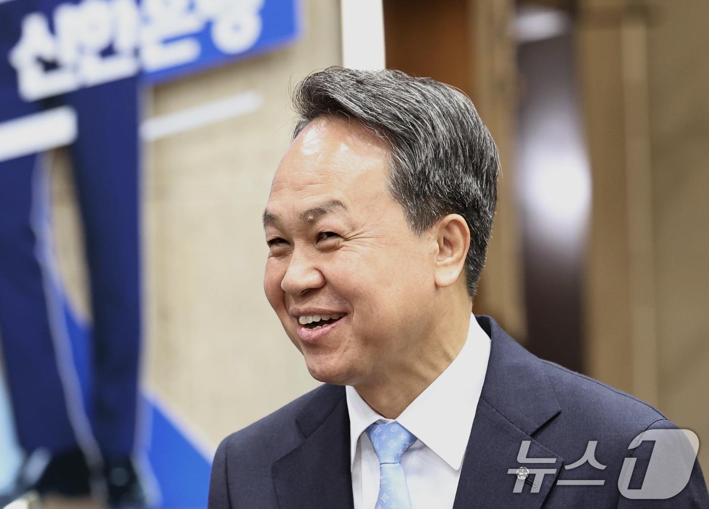 본문 이미지 - 진옥동 신한금융 회장이 4일 오후 서울 중구 신한은행 본점에서 연임 소감을 밝히고 있다. 2025.12.4/뉴스1 ⓒ News1 구윤성 기자