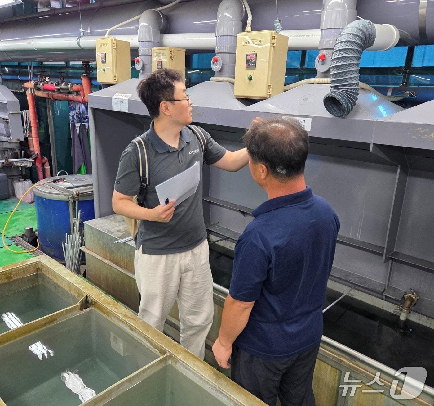 본문 이미지 - 시흥화학재난합동방재센터 화학사고 안심컨설팅 민간전문위원이 시화·안산 도금단지 내 한 영세업체에서 현장 기술진단을 하고 있는 모습.&#40;한강청 제공&#41;