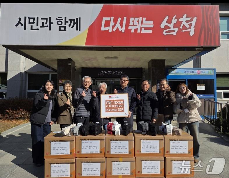 본문 이미지 - 김근우 강원 삼척시 원덕읍 명예읍장, 양말 1800켤레 지정 기탁.&#40;삼척시 제공, 재판매 및 DB 금지&#41; 2025.12.4/뉴스1