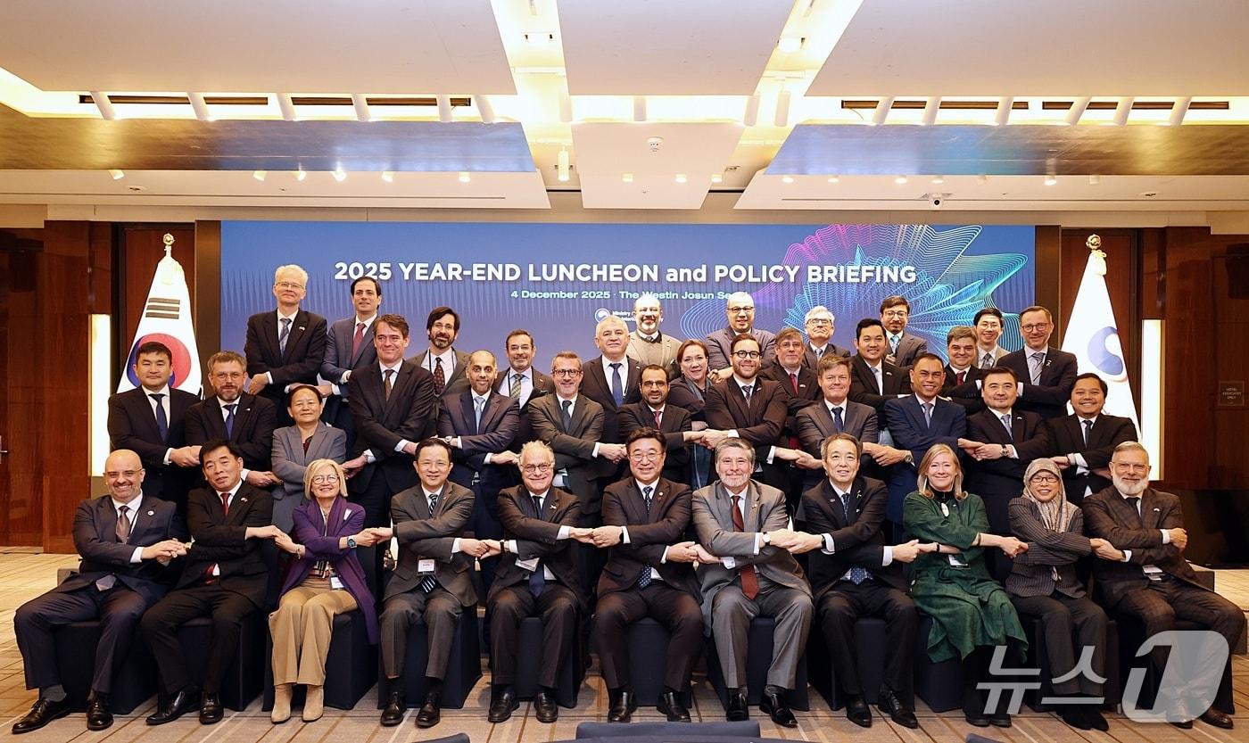 행정안전부가 4일 주한 외교사절을 초청해 한국 공공행정 우수 정책 설명회를 가졌다.
