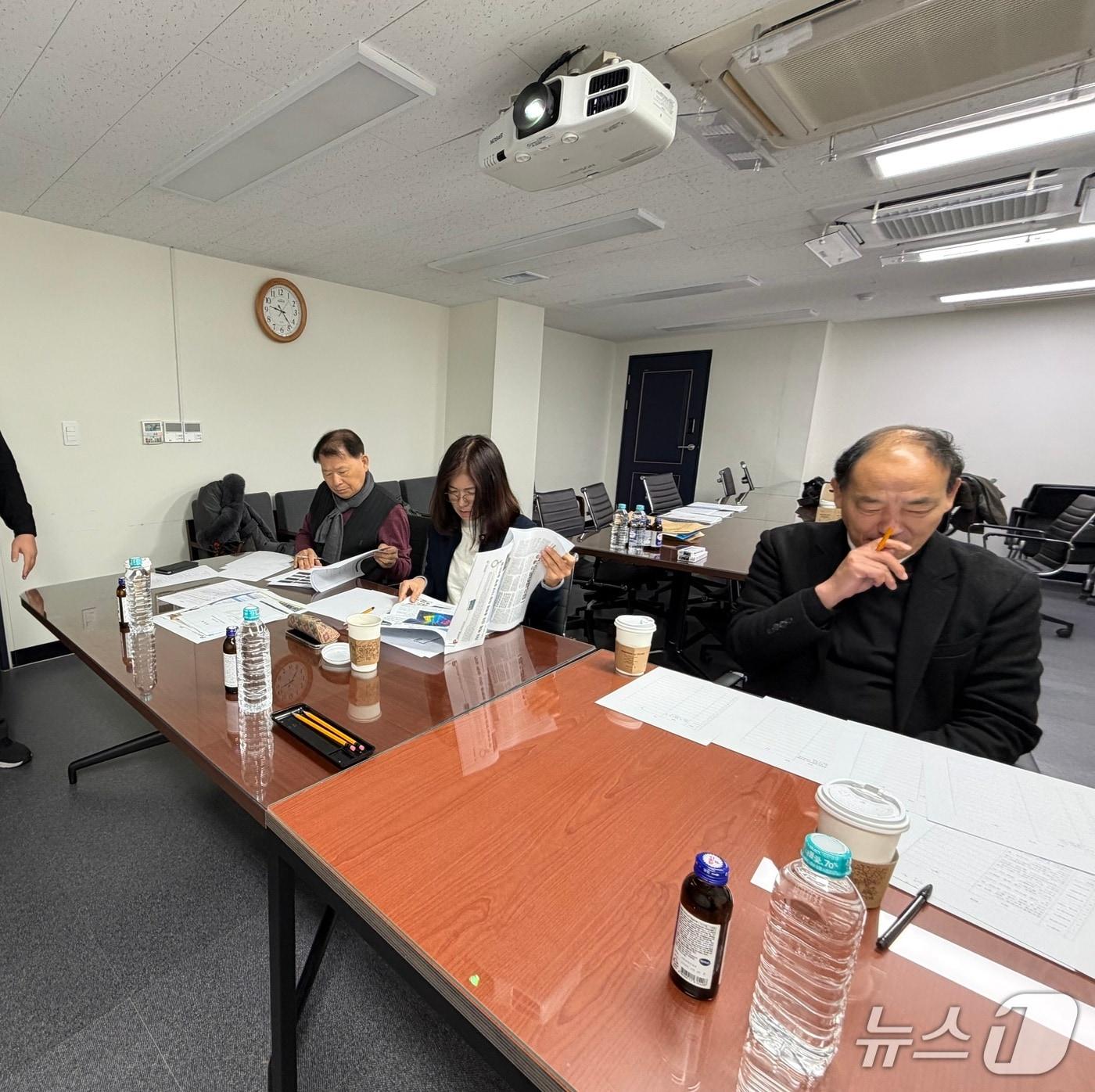 본문 이미지 - &#39;2025 전북기자상&#39; 심사위원들이 출품작들을 살펴보고 있다. 왼쪽부터 김명성 전 KBS전주방송총국 보도국장, 나미수 전북대 미디어커뮤니케이션학과 교수, 이상덕 전 전라일보 편집국장 순.&#40;전북기자협회 제공. 재판매 및 DB금지&#41;/뉴스1